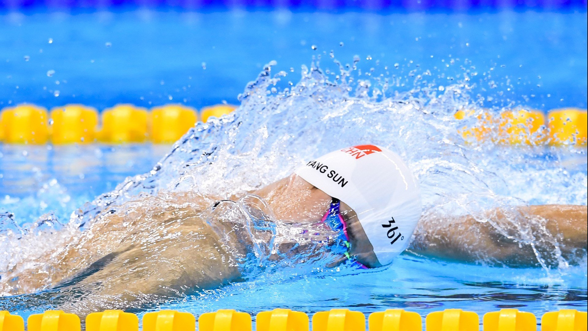 “泥浆飞扬:雨后泥地的疯狂追逐”,泥浆视频